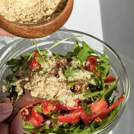 Salata „care nu se înmoaie”: rețeta care rezistă 4 zile la frigider