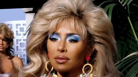 Kim Kardashian și-a schimbat look-ul și s-a transpus în anii '80. Cum arată femeia de afaceri