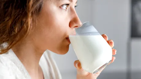 Este sănătos să bei lapte crud? Experții în medicină susțin că te poate ucide