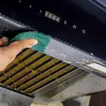 Cum cureți filtrul hotei fără să freci minute întregi. Trucul cu apă fierbinte, bicarbonat și folie de aluminiu