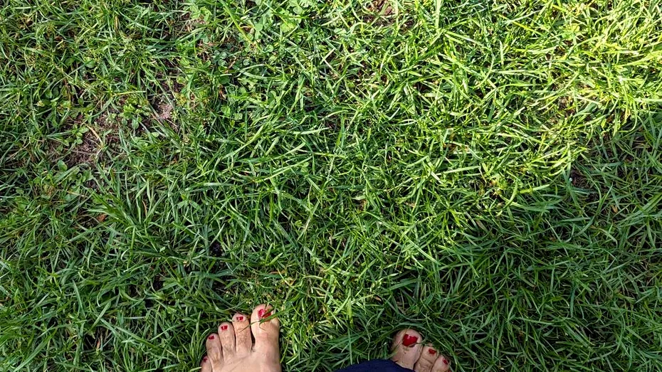 Dă jos papucii acum! Vezi 5 beneficii surprinzătoare ale mersului desculț