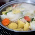 Greșeala pe care o fac aproape toți românii când fierb legumele pentru supă. Bucătarii spun că așa își pierd gustul