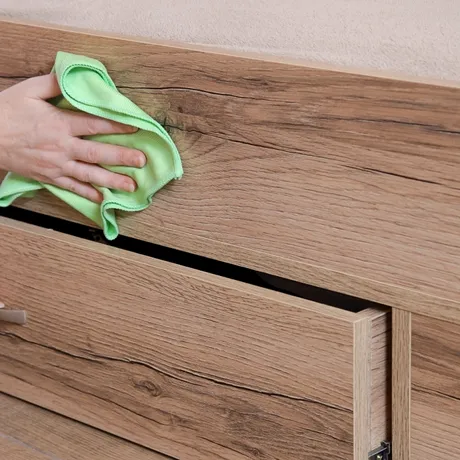 Adio praf în casă! Trucul simplu care menține suprafețele curate timp de 10 zile