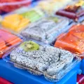 Bacteria din fructele tăiate și din salata din sandvișuri, posibilă cauză a cancerului de colon la tineri. Explicația cercetătorilor