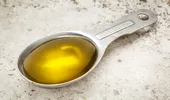 O lingură de ulei de măsline dimineața, pe stomacul gol, face minuni pentru sănătate