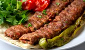 Ce pun turcii în Adana Kebab să iasă carnea suculentă