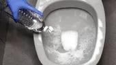 Cum scapi de petele galbene din vasul de toaletă. Amestecul natural care distruge murdăria persistentă