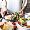 Dieta care te-ar putea ajuta să slăbești mai ușor. De ce specialiștii recomandă să repeți aceleași mese