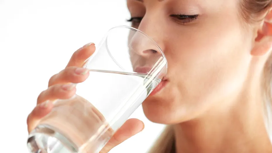 Nu bea prea multă apă, te poți intoxica! 15 semne pe care ți le dă corpul când bei apă în exces