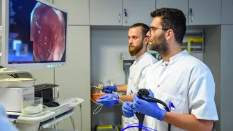 Arsuri în capul pieptului și dificultăți la înghițire. Ce boală poate fi