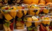 Nu mai cumpăra fructe tăiate puse în cutii de plastic! Te poți îmbolnăvi