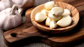 Usturoi înmuiat în miere, combinația neașteptată cu beneficii surprinzătoare pentru sănătate