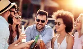 Băutura care poate deveni letală pe caniculă. Medicii îi avertizează pe românii care stau la plajă: „Nu vă răcoriți cu asta!”