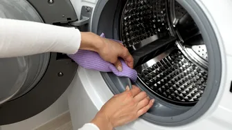 Cu ce să cureți mașina de spălat ca să scapi de mirosul neplăcut