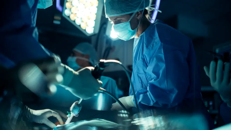 Intervenție fără cicatrici. Medicii au eliminat o tumoră din stomacul unui pacient de 80 de ani, fără nicio tăietură