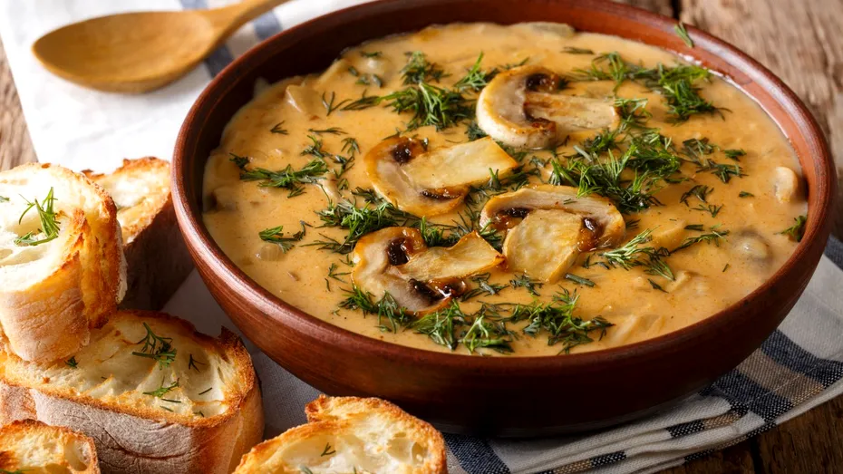 Gata în 30 de minute - rețetă de ciulama de ciuperci de post, cu morcov ras și mărar. Fără smântână, unt sau lapte!