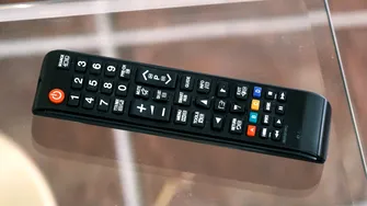 Cu ce să cureți telecomanda fără să o desfaci. Două lucruri pe care sigur le ai în casă