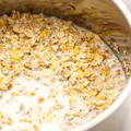 Mască cu ovăz pentru ten sensibil. Cum o prepari și de ce este unul dintre cele mai blânde ingrediente pentru piele