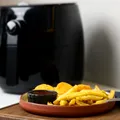Friteuza cu aer sau gătitul pe aragaz? Care metodă păstrează mai bine vitaminele din alimente
