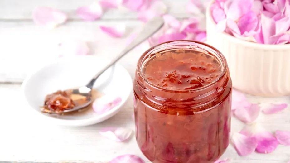 Gemul de căpșuni gata într-o oră! Rețeta e simplă, cu zahăr, dar și cu un ingredient secret