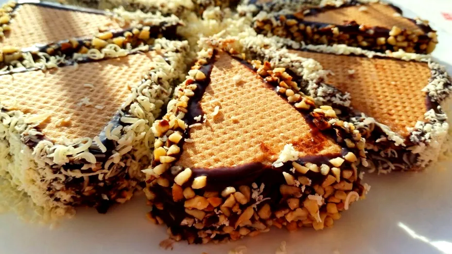 Prăjitura „Doina”. Rețeta desertului cu foi de napolitană, exact ca-n copilărie