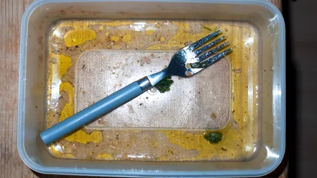 Cum scapi de petele de grăsime și mirosul de mâncare din caserola de plastic. Trucuri inteligente pe care sigur nu le știai