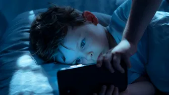 Studiu: copiii care stau peste 3 ore pe zi pe rețelele sociale, mai expuși la depresie și anxietate