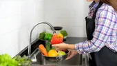 Cum să speli corect fructele și legumele pentru a elimina pesticidele. De ce să nu folosești bicarbonat sau oțet?