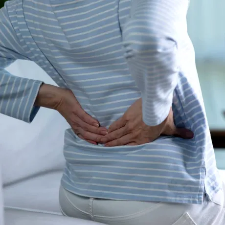 Știai că te poate durea spatele și din cauza danturii? Care este legătura dintre mușcătură și postura corpului