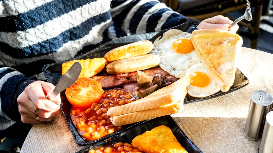 Cele mai periculoase alimente pentru colesterolul crescut: două alimente clasice din micul dejun englezesc, pe lista neagră