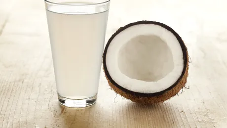 Care e diferența dintre laptele de cocos și apa de cocos? Primul costă 7 lei la supermarket