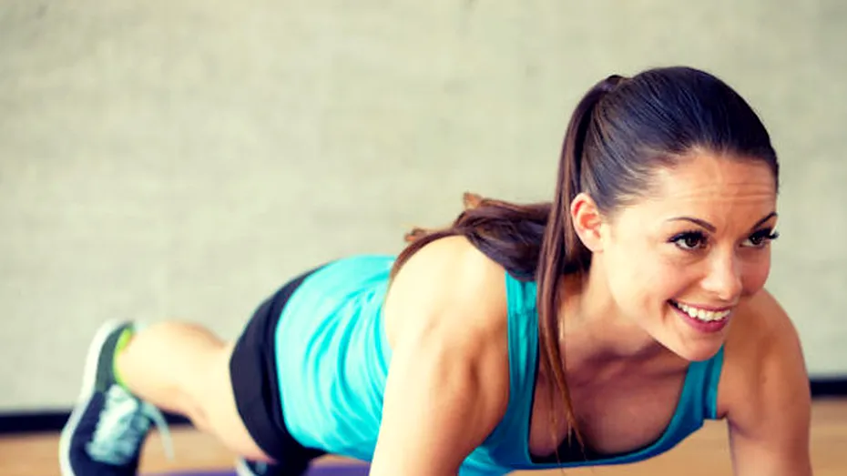 Cele 6 beneficii ale plank-ului, explicate de profesoara de yoga Dana Ţupa