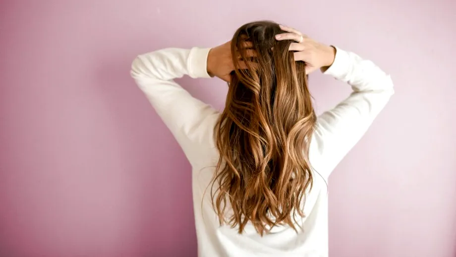 Electrizarea părului: 5 moduri prin care o poți combate