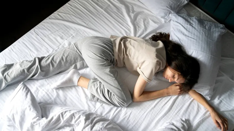 Ce înseamnă dacă dormi în „poziția flamingo”