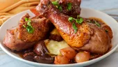 Coq au vin - rețeta de pui cu vin roșu pe care o vei adora!