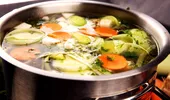 De ce nu este bine să arunci apa în care ai fiert anumite legume. Ce nutrienți pierzi fără să-ți dai seama
