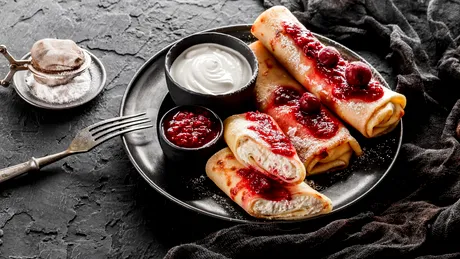 Clătite la cuptor cu Hochland brânză de vaci – desert cald pentru masa de Paște