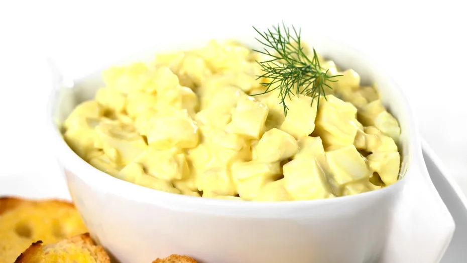 10 rețete cu ouă fierte. Salate, sandvișuri, ouă umplute, supă sau pizza cu ou fiert