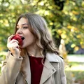 Când este cel mai bine să mănânci un măr pentru a ține glicemia sub control. Ce recomandă specialiștii
