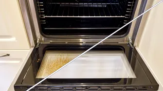 Cum cureți grăsimea de pe geamul de la cuptor. Soluția naturală care îndepărtează murdăria în doar câteva minute