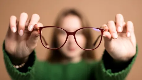 (P) Poate astigmatismul să se agraveze în timp? Ce influențează evoluția dioptriilor