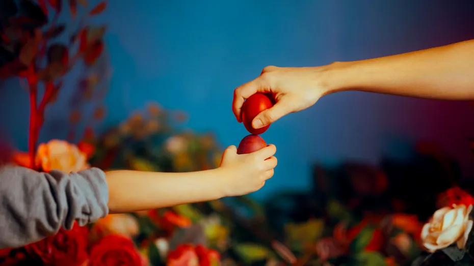 De ce ciocnim ouă roșii de Paște? Semnificația acestui obicei străvechi