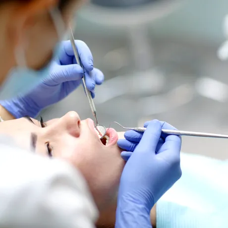 Servicii stomatologice decontate de CNAS în 2026. Cum poți merge la dentist gratuit și ce tratamente sunt incluse?