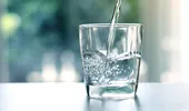 Tu știi la ce riscuri te expui atunci când bei apă în timpul mesei?