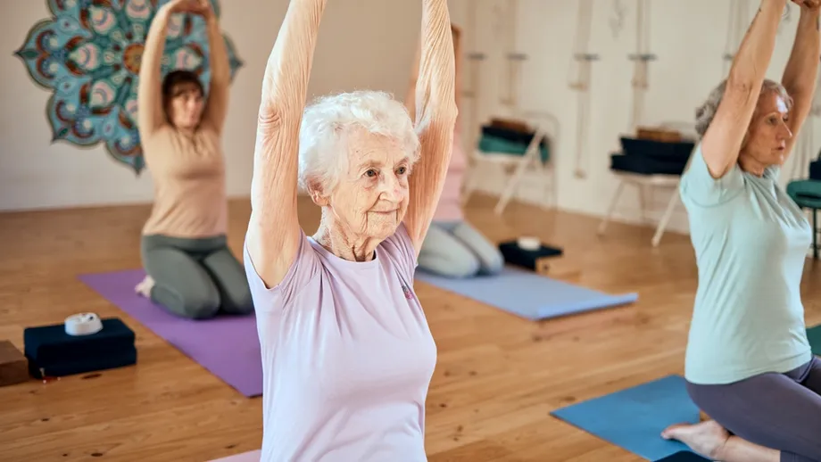 ⁠Are 102 ani și predă yoga de la 50 de ani. Povestea inspirațională a lui Charlotte Chopin și lucrurile simple care o mențin sănătoasă și plină de viață