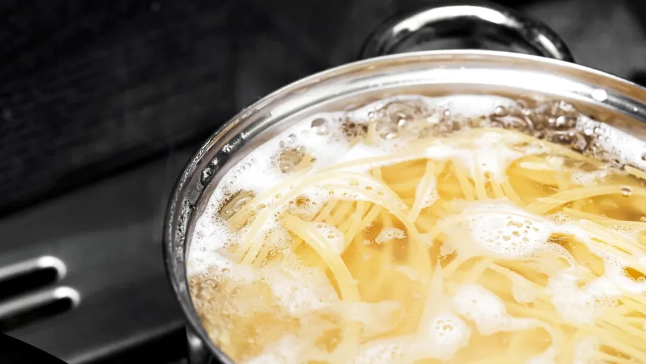 Câtă apă trebuie să pui în oală când fierbi pastele? Greșeala pe care o fac mulți