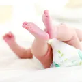 Scaunul verde la bebeluși: normal sau motiv de îngrijorare? Ce trebuie să știe părinții