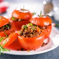 Roșii umplute cu carne tocată. Rețeta gustoasă pe care e musai să o încerci în această vară