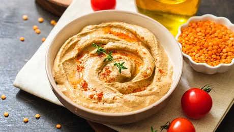 Cum să faci humus de linte. E foarte simplu, doar amesteci ingredientele în blender!