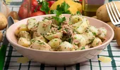 Cea mai bună salată caldă de cartofi noi cu anșoa. E delicioasă și se prepară rapid!
